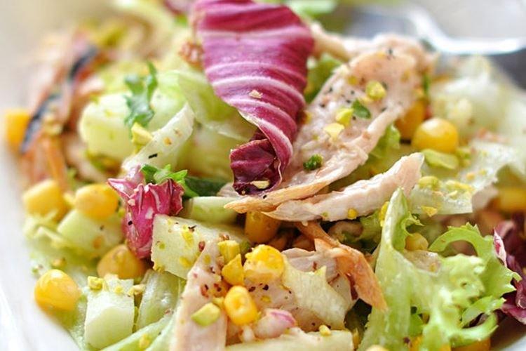 Salat mit Hähnchen, Äpfeln und Mais - Rezepte