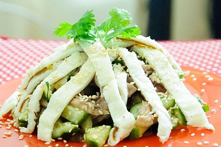 Salat mit Hähnchen, Omelett und Sojasauce - Rezepte