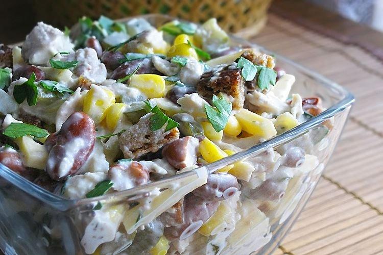 Salat mit Hähnchen, Bohnen und Käse - Rezepte