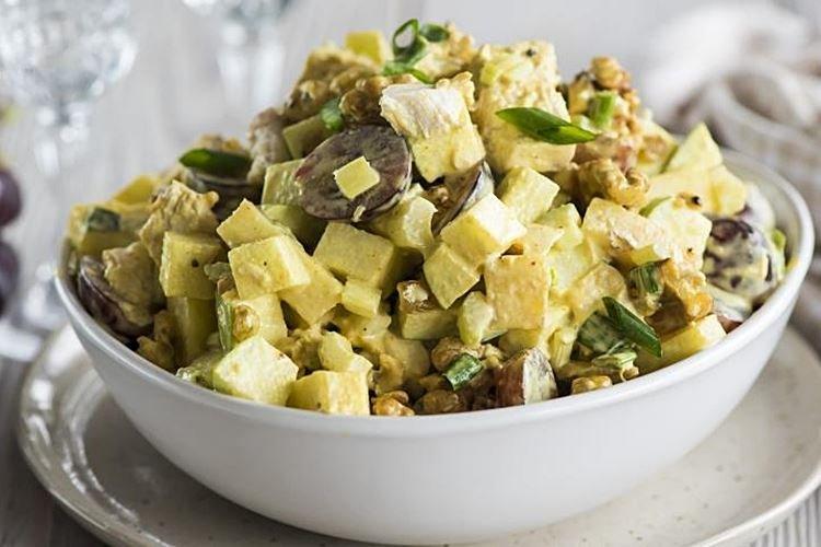 Salat mit Hähnchen, Früchten und Curry - Rezepte