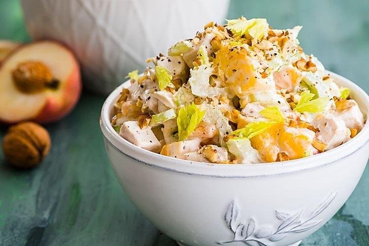 Salat mit Hähnchen und Pfirsichen - Rezepte