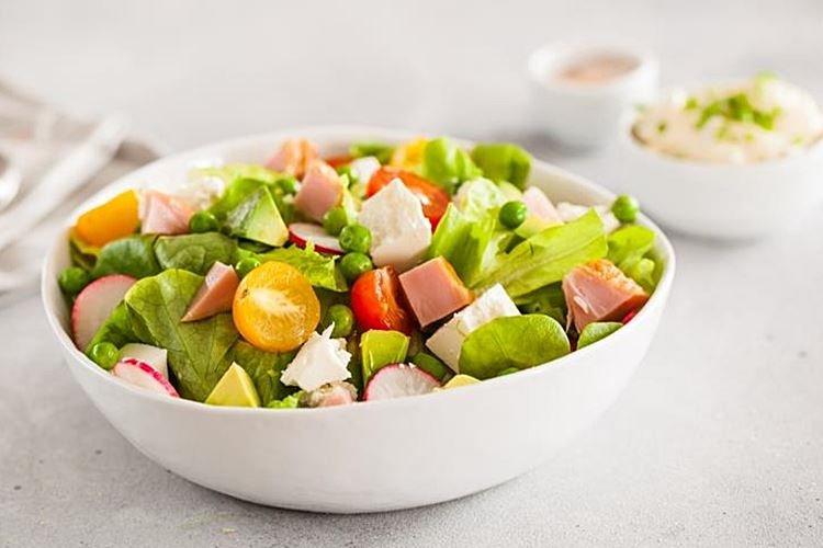 Salat mit Hähnchen, Feta und Erbsen - Rezepte