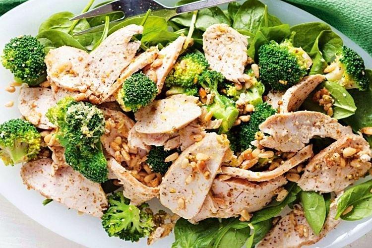 Salat mit Hähnchen und Brokkoli - Rezepte