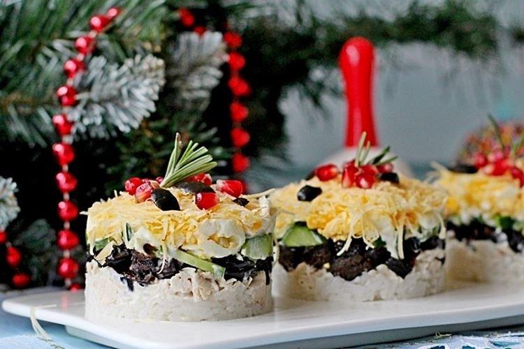 Ensalada de arroz, pollo y ciruelas pasas - Recetas de ensaladas con mayonesa para Año Nuevo 2021