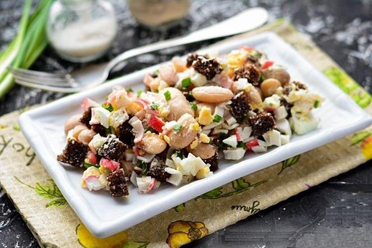 Ensalada de palitos de cangrejo y frijoles - Recetas de ensaladas con mayonesa para Año Nuevo 2021