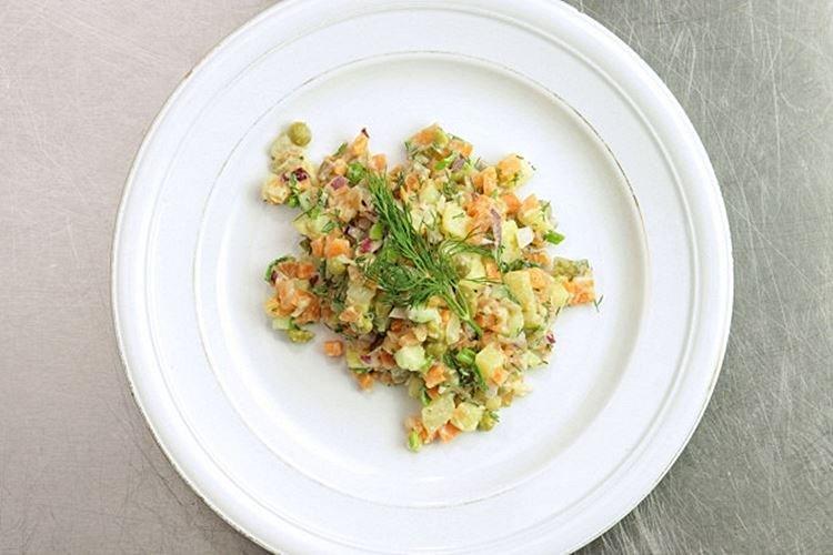 Ensalada Olivier con salmón - Recetas de ensaladas con mayonesa para Año Nuevo 2021