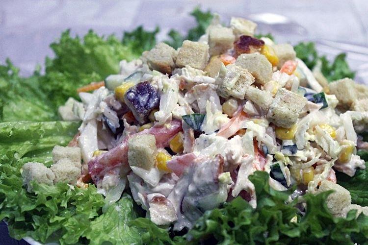 Ensalada de pollo y verduras - Recetas de ensaladas con mayonesa para Año Nuevo 2021