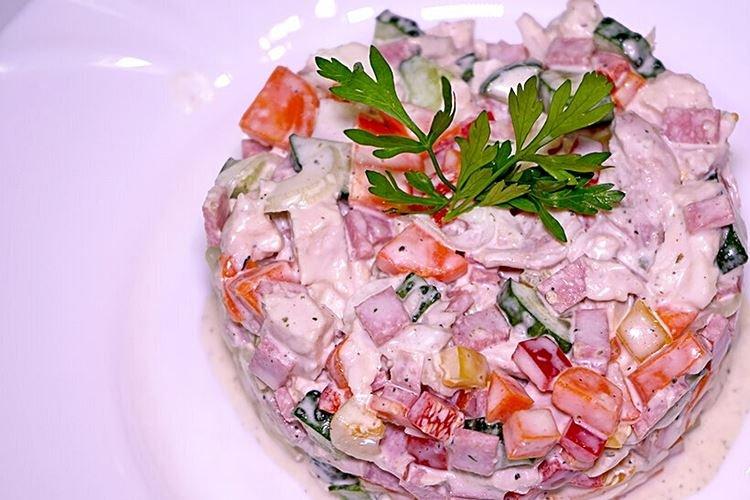 Ensalada de pollo y salchicha - Recetas de ensaladas con mayonesa para Año Nuevo 2021