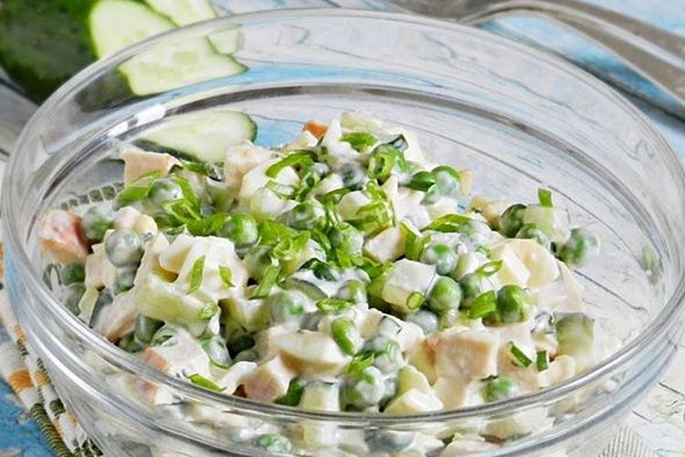 Ensalada de pollo ahumado y guisantes congelados - Recetas de ensaladas con mayonesa para Año Nuevo 2021