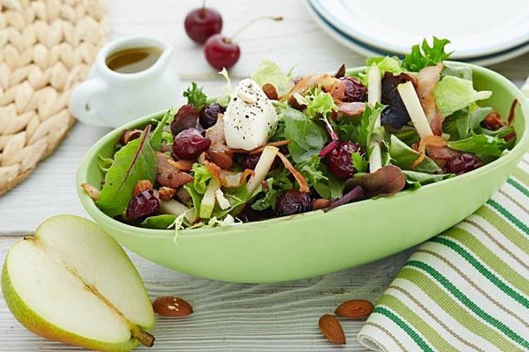 Ensalada de manzanas con cerezas secas - Recetas de ensaladas con mayonesa para Año Nuevo 2021