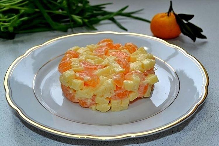 Ensalada de ajo con mandarinas - Recetas de ensaladas con mayonesa para Año Nuevo 2021