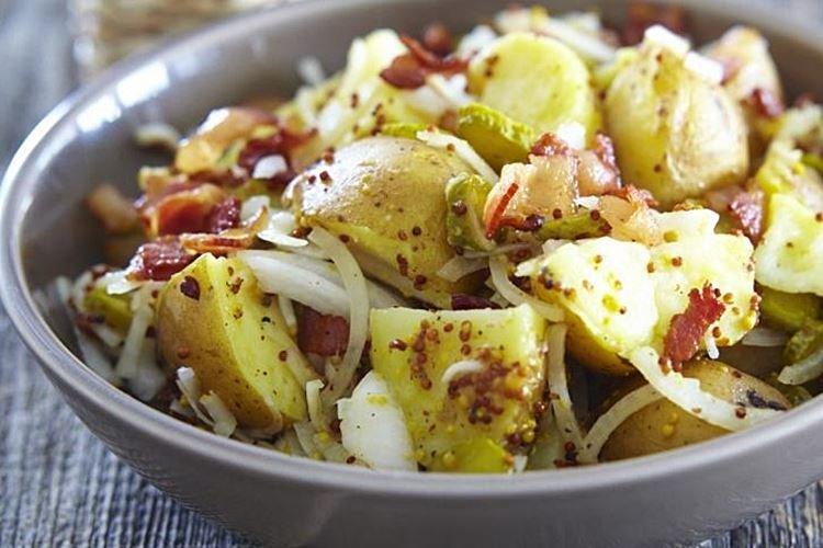 Ensalada de patatas con cebolla caramelizada - Recetas de ensaladas con mayonesa para Año Nuevo 2021