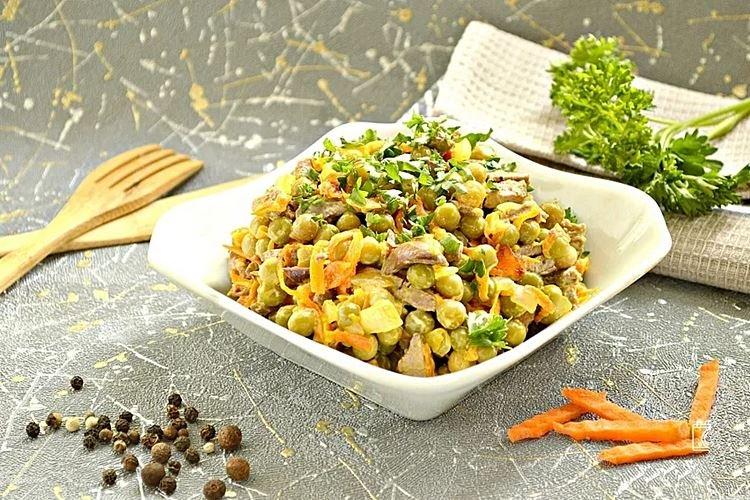 Ensalada de hígado de pollo y guisantes - Recetas de ensaladas con mayonesa para Año Nuevo 2021