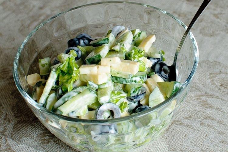Ensalada de pepino con aceitunas negras - Recetas de ensaladas con mayonesa