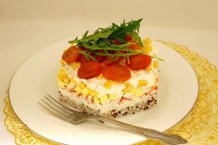Ensalada de palitos de cangrejo, arroz y quinoa - Recetas de ensaladas con mayonesa