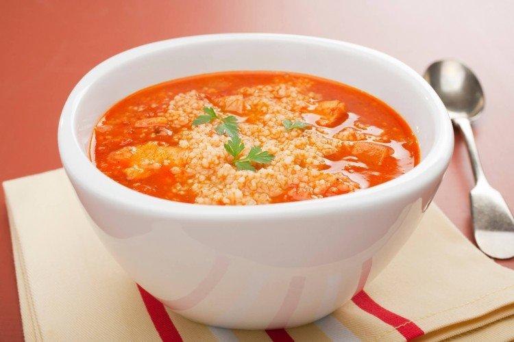 Sopa de tomate con cuscús - recetas de sopas para cada día