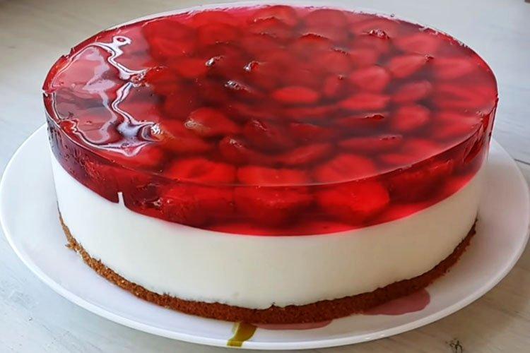 Pastel de fresa y gelatina sin horno - receta paso a paso con fotos