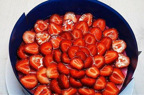 Pastel de fresa y gelatina sin horno - receta paso a paso