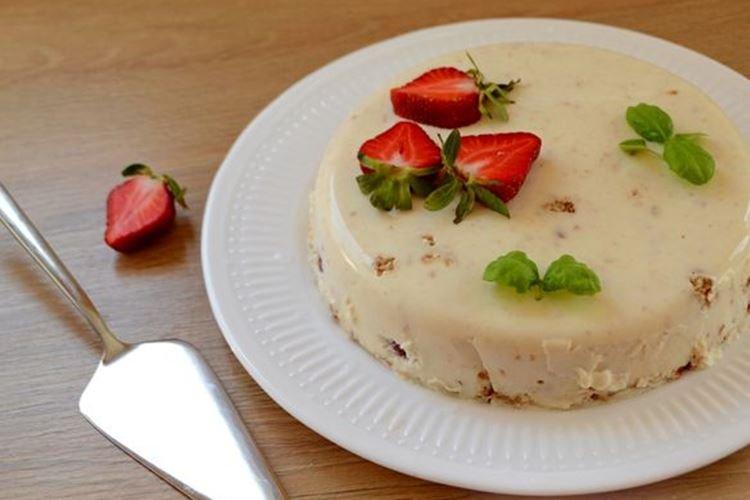 No-Bake Sour Cream Jelly Cake with Cookies and Berries - Recipes
