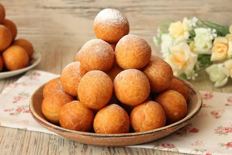 Buñuelos de requesón con crema agria - recetas