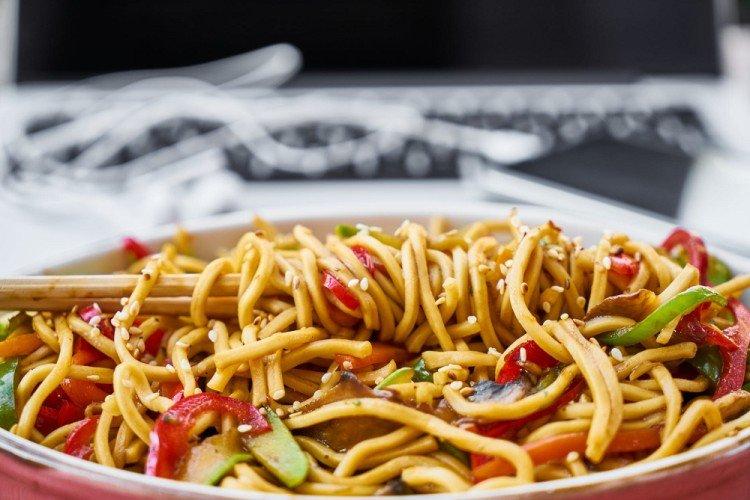 Fideos Udon con verduras y pollo - recetas de cena rápida con ingredientes sencillos