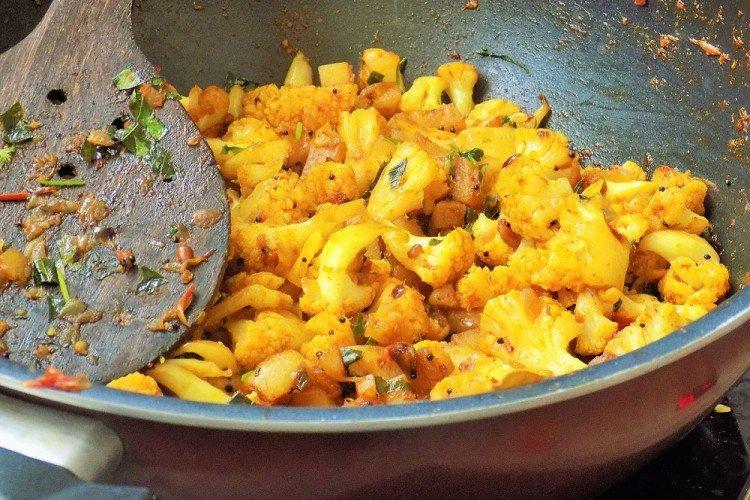 Coliflor estofada con curry - recetas de cena rápida con ingredientes sencillos