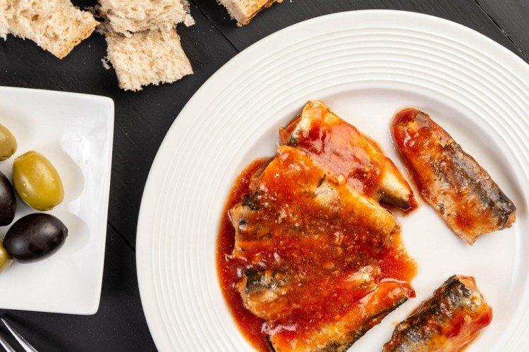 Salmón rosado en tomate - recetas de cena rápida con ingredientes sencillos