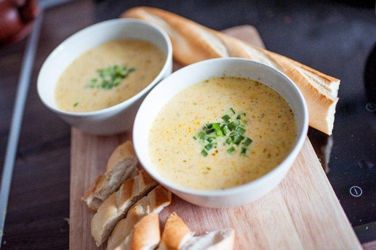 Sopa rápida con quesos fundidos - Recetas de platos deliciosos y económicos