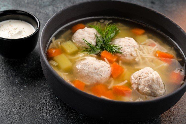 Sopa con albóndigas y fideos - Recetas de platos deliciosos y económicos