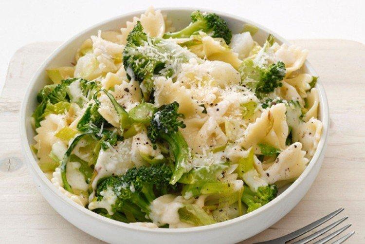 Pasta con brócoli y queso - Recetas de platos principales para cada día