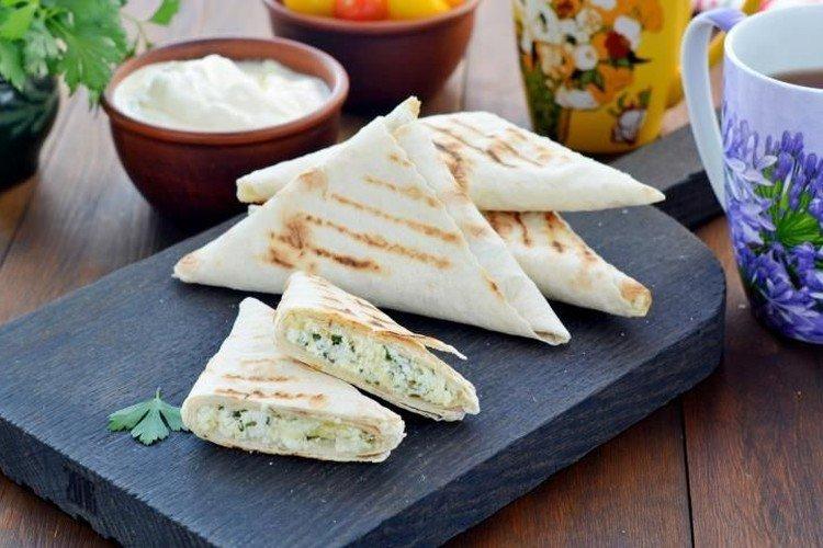 Sobres de lavash con requesón maíz y pepino - Recetas de platos principales para cada día
