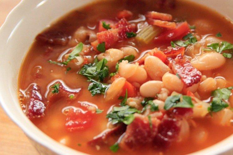 Frijoles con tocino y verduras - Recetas de platos principales para cada día