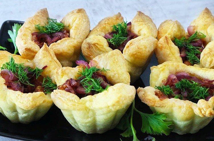 Hojaldres Flores con filete de pollo - Recetas de repostería con hojaldre