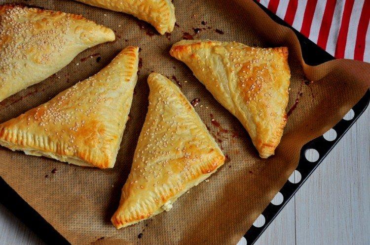 Triángulos de hojaldre con salchicha - Recetas de repostería con hojaldre