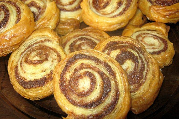 Rollitos de hojaldre en espiral con canela - Recetas de repostería con hojaldre