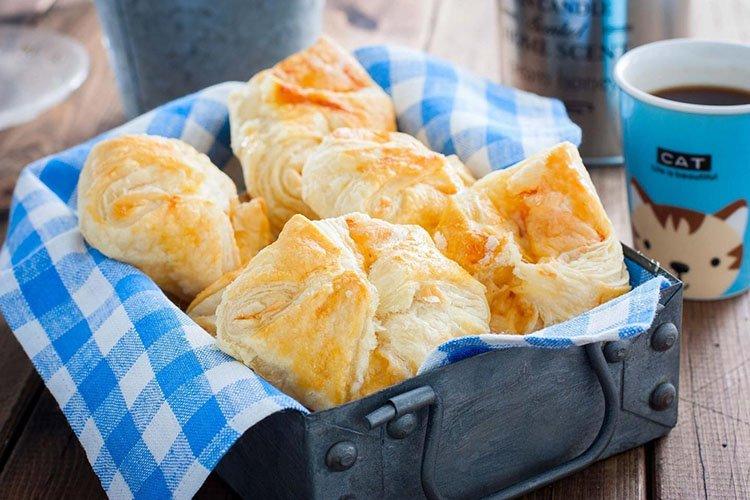 Sobres de hojaldre con pollo y queso - Recetas de repostería con hojaldre