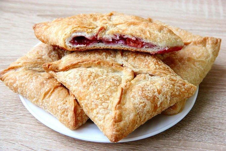 Hojaldres de cereza y canela - Recetas de repostería con hojaldre