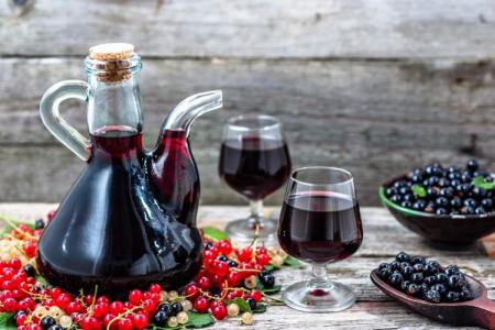 Vino casero de grosella negra: 3 recetas sencillas