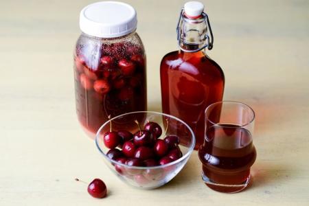 How to Make Homemade Cherry Wine: 4 Simple Recipes
