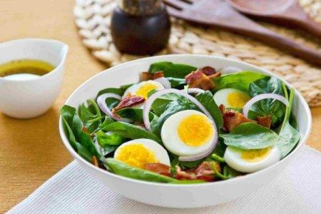20 einfache Salate mit gekochten Eiern