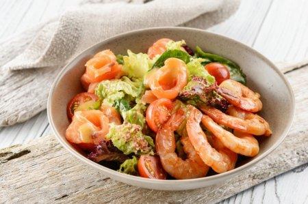 Ensaladas con pescado rojo y camarones: 15 recetas fáciles y deliciosas