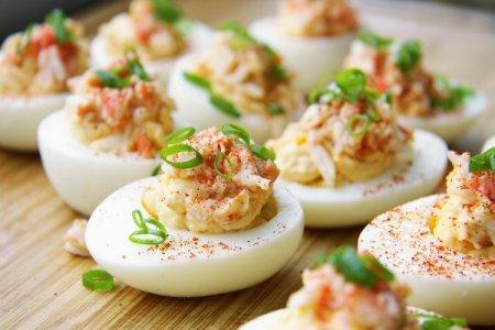 20 Rezepte für gefüllte Eier für den festlichen Tisch