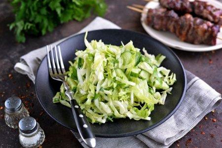15 ensaladas sencillas de col fresca con pepino