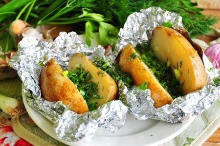 Patatas asadas en papel de aluminio al horno: 15 recetas deliciosas