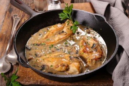 12 einfache Rezepte für Hähnchen mit Pilzen in Sahnesauce
