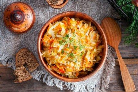 12 Rezepte für geschmortes Sauerkraut, das auf der Zunge zergeht