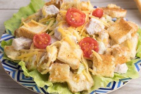 20 ensaladas con pollo y queso que adornarán cualquier mesa