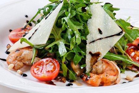 20 originelle Salate mit Garnelen und Rucola