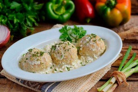 20 tolle Rezepte für Frikadellen in Sauerrahmsoße