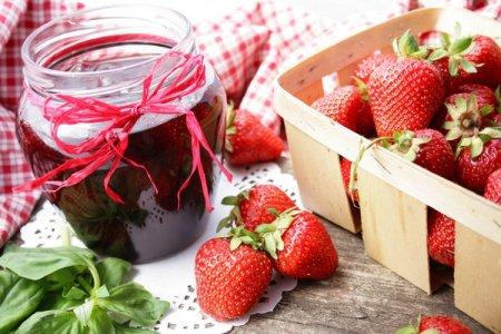 15 excelentes recetas de mermelada de fresa con bayas enteras